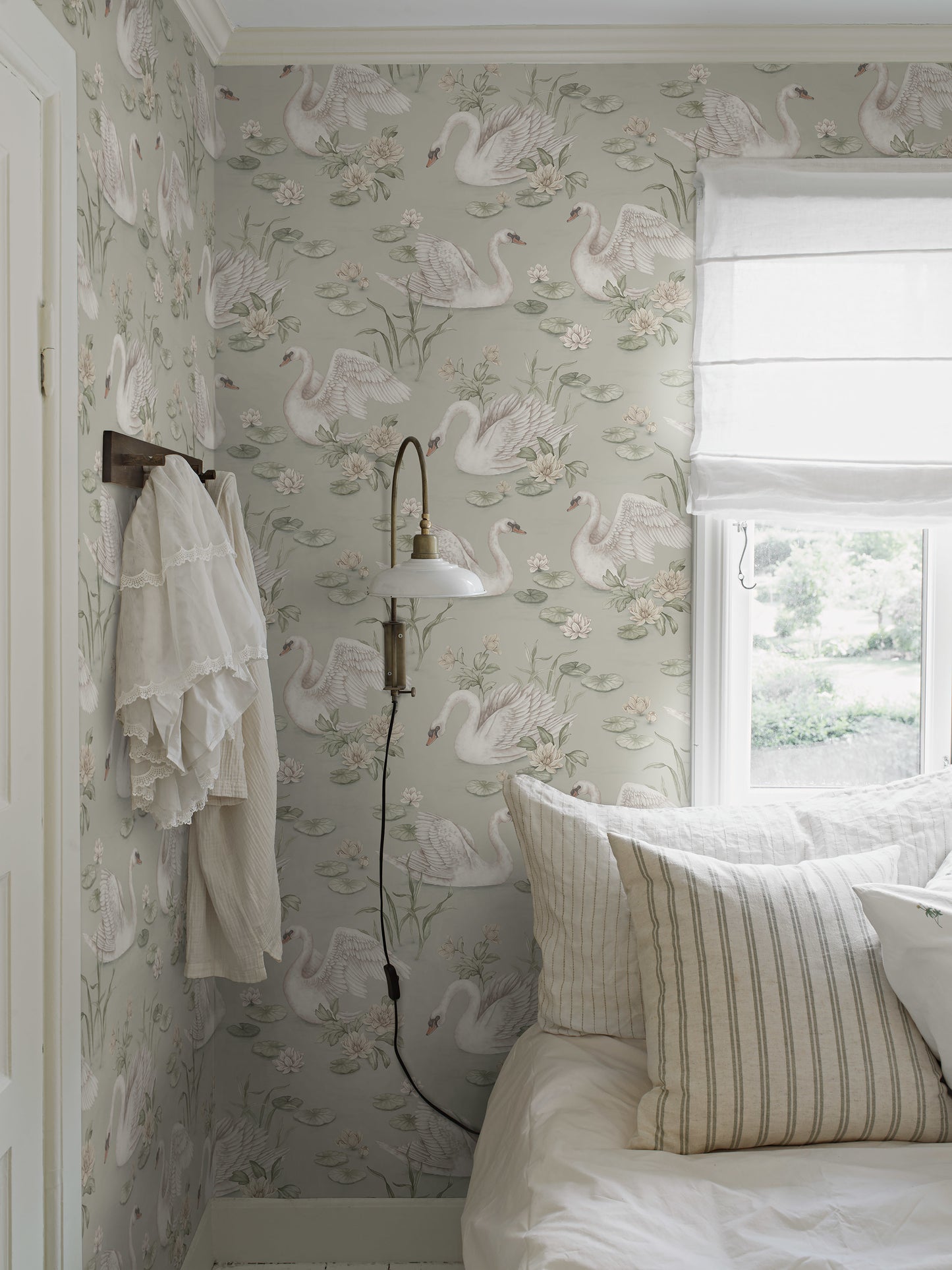 Kinderkamer behang - Lily Swan - Muted Green
