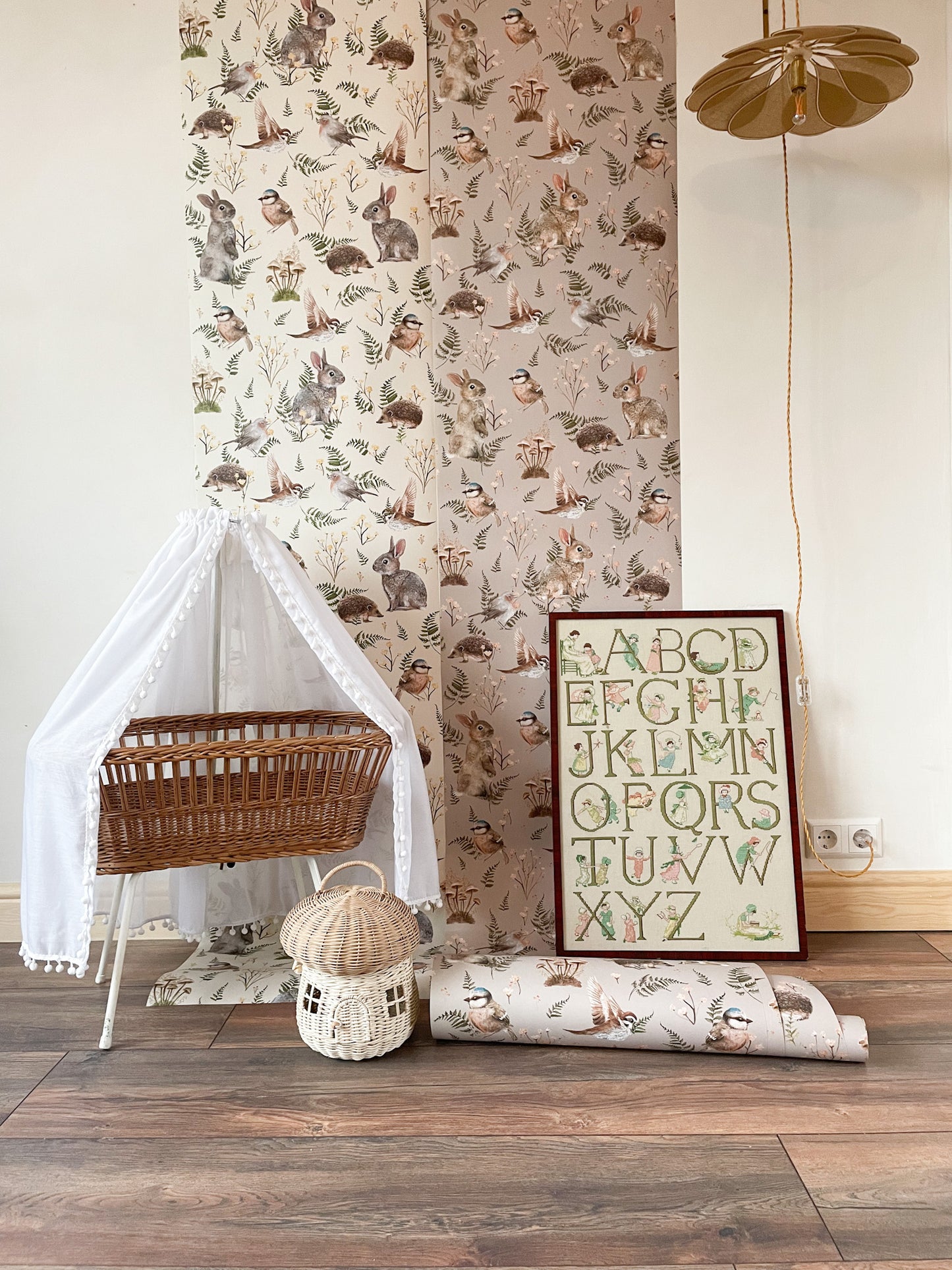 Wandtapete für das Kinderzimmer - Vögel & Hasen - Staubiges Rosa