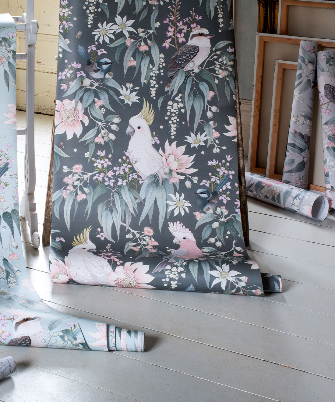 Wandtapete für das Kinderzimmer - Bush Melody von Fleur Harris - Gum Grey