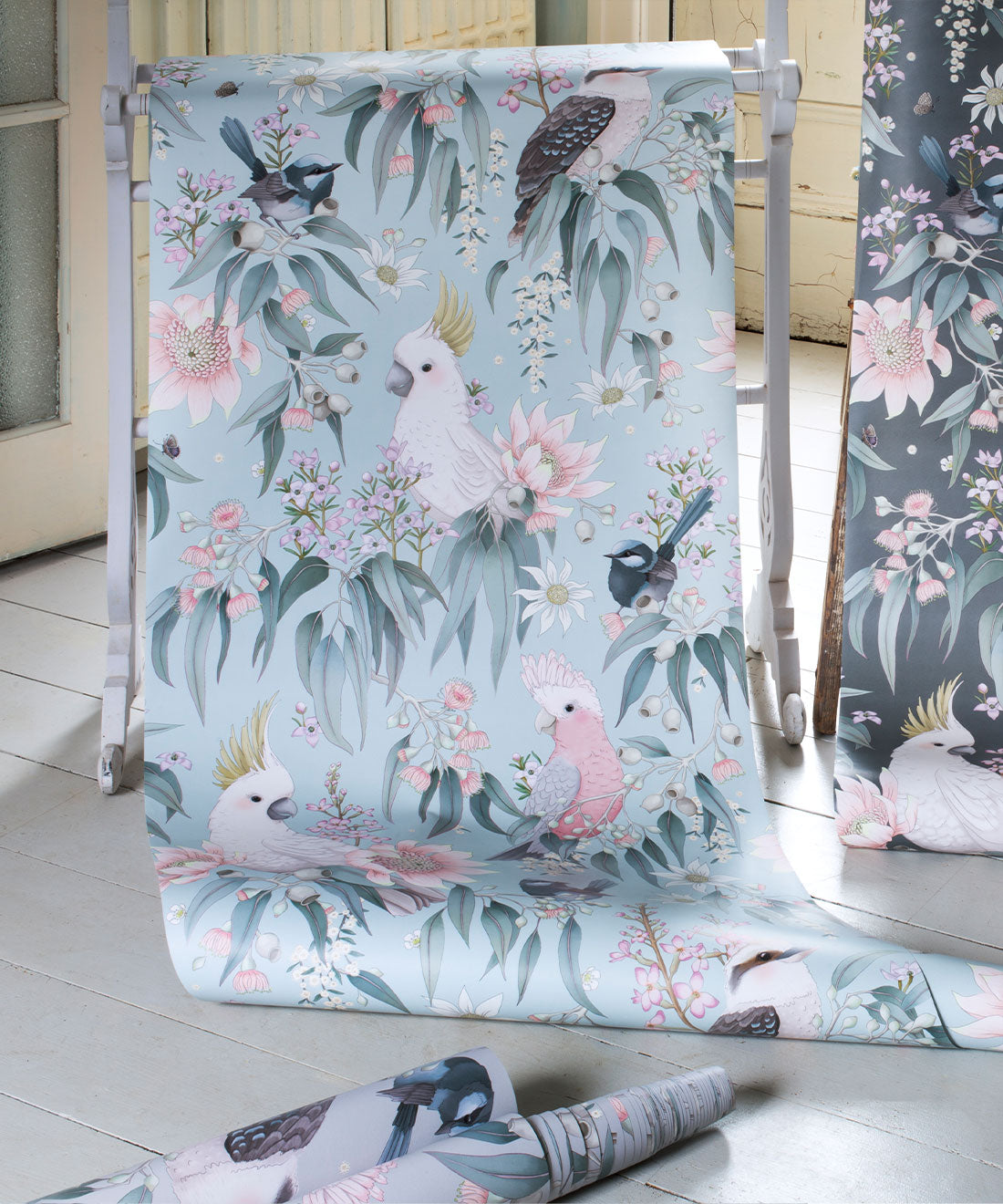 Kinderzimmer Tapete - Bush Melody von Fleur Harris - Sanftes Blau